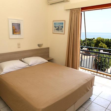Hotel Karyatides Agia Marina  Bagian luar foto