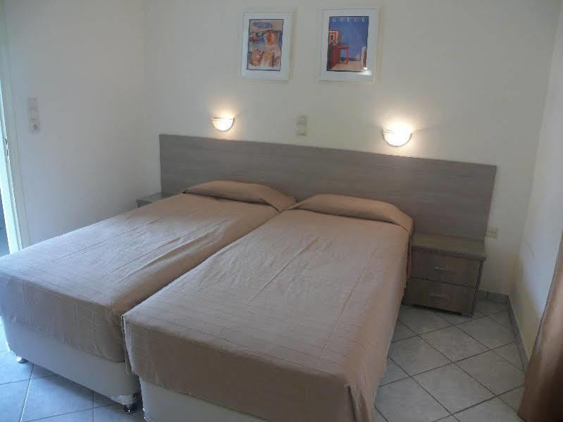 Hotel Karyatides Agia Marina  Bagian luar foto