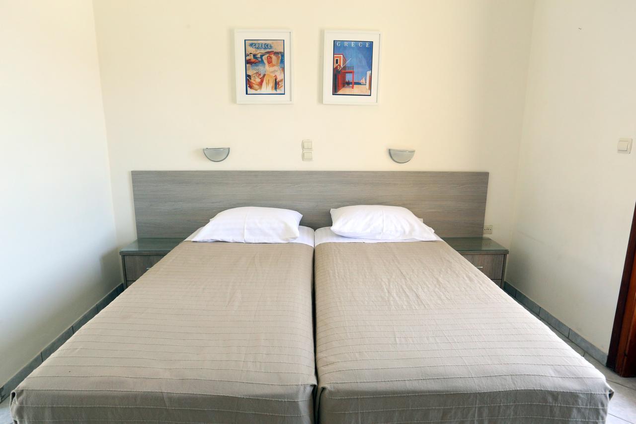 Hotel Karyatides Agia Marina  Bagian luar foto