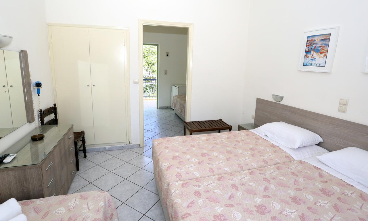Hotel Karyatides Agia Marina  Bagian luar foto