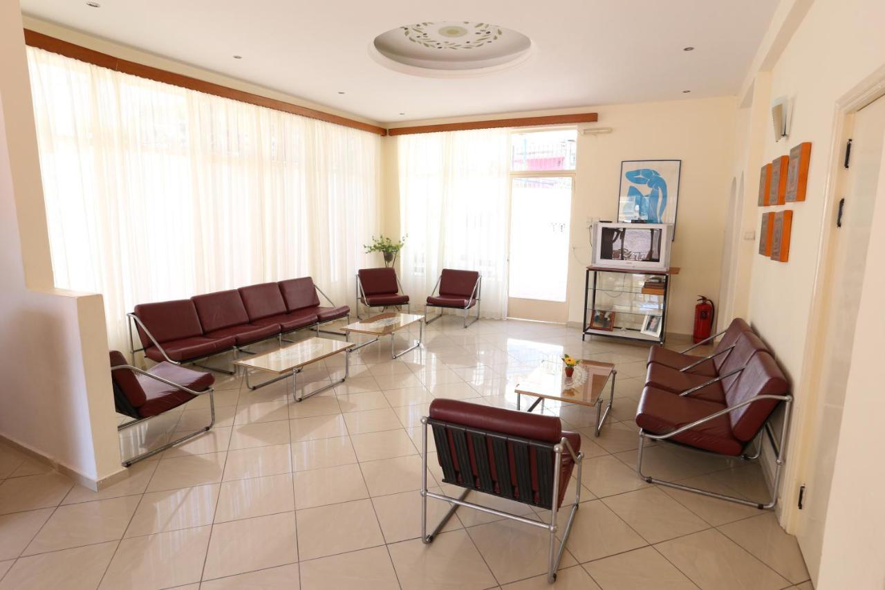 Hotel Karyatides Agia Marina  Bagian luar foto