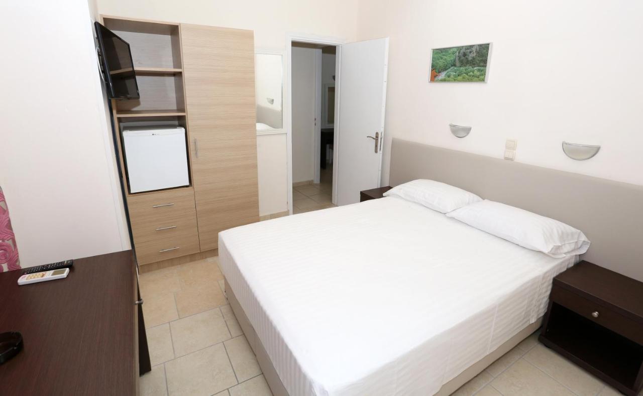 Hotel Karyatides Agia Marina  Bagian luar foto