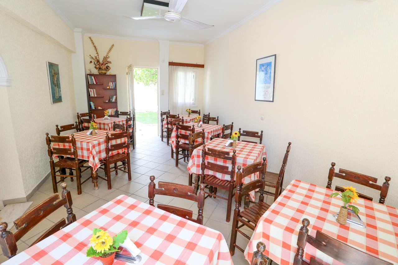 Hotel Karyatides Agia Marina  Bagian luar foto