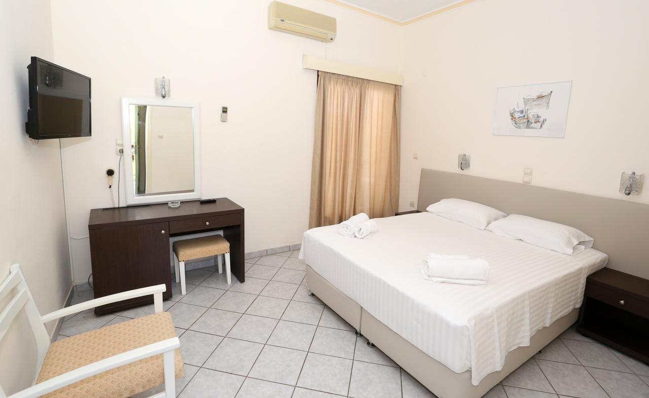 Hotel Karyatides Agia Marina  Bagian luar foto