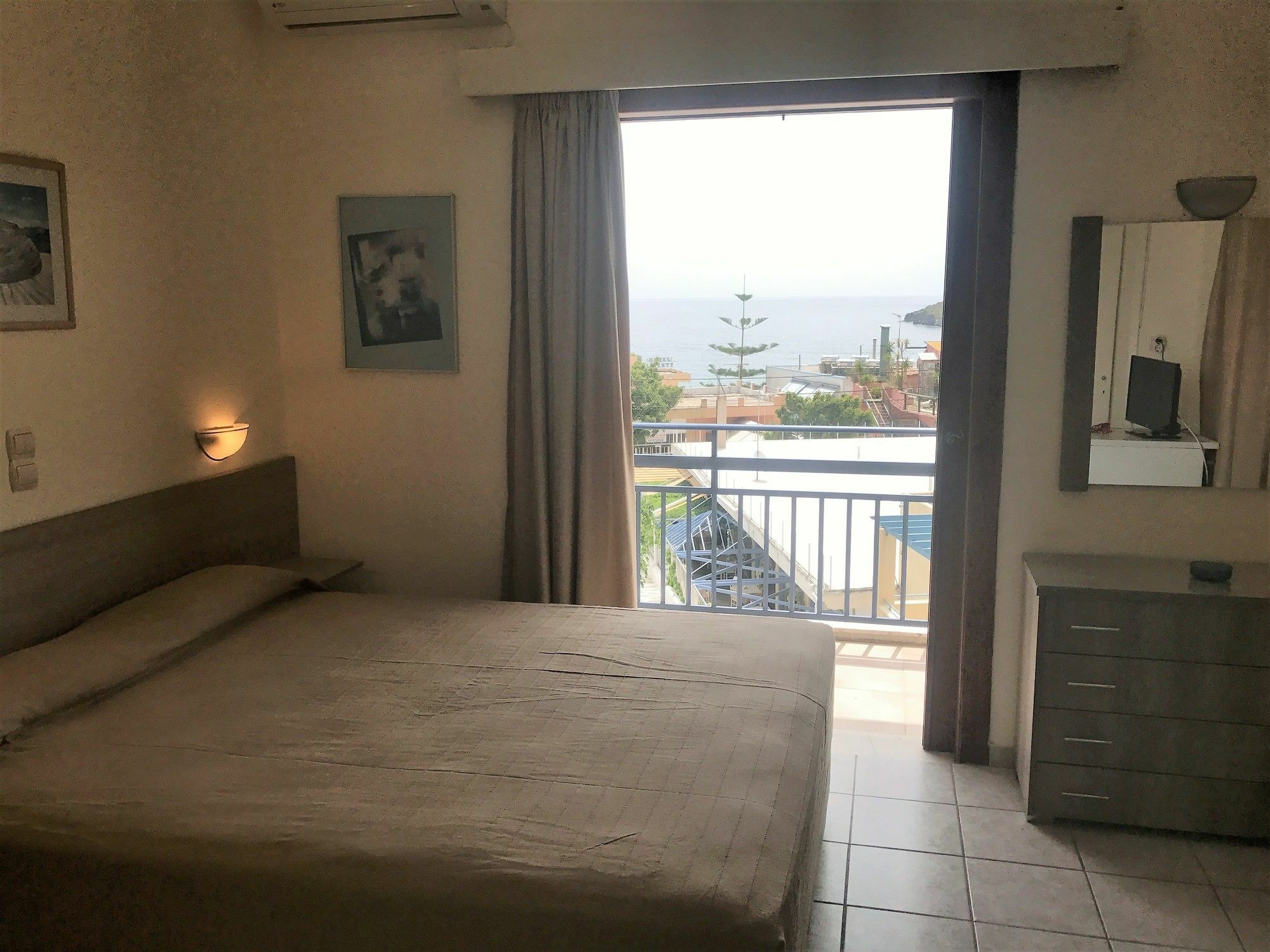 Hotel Karyatides Agia Marina  Bagian luar foto