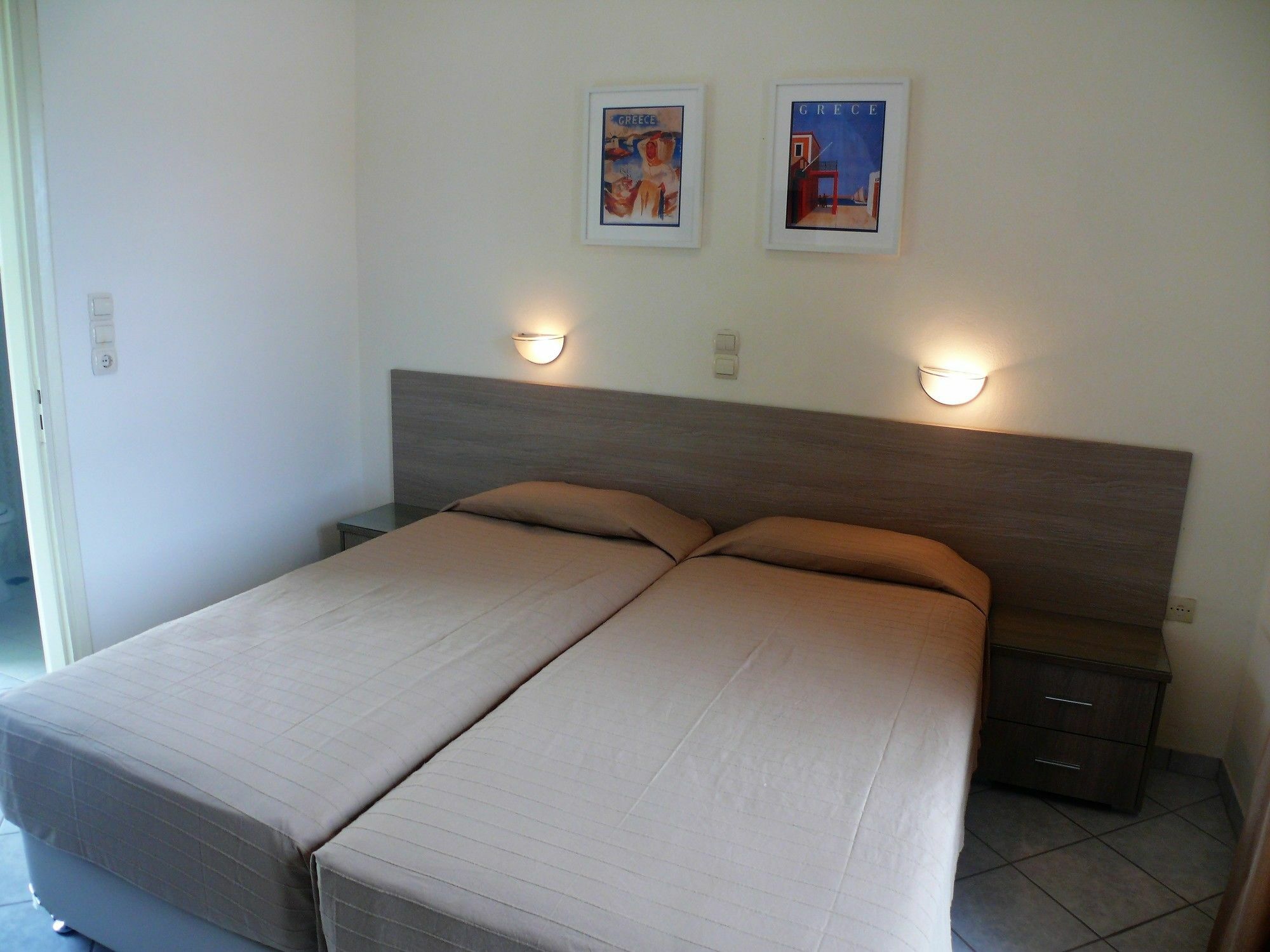 Hotel Karyatides Agia Marina  Bagian luar foto