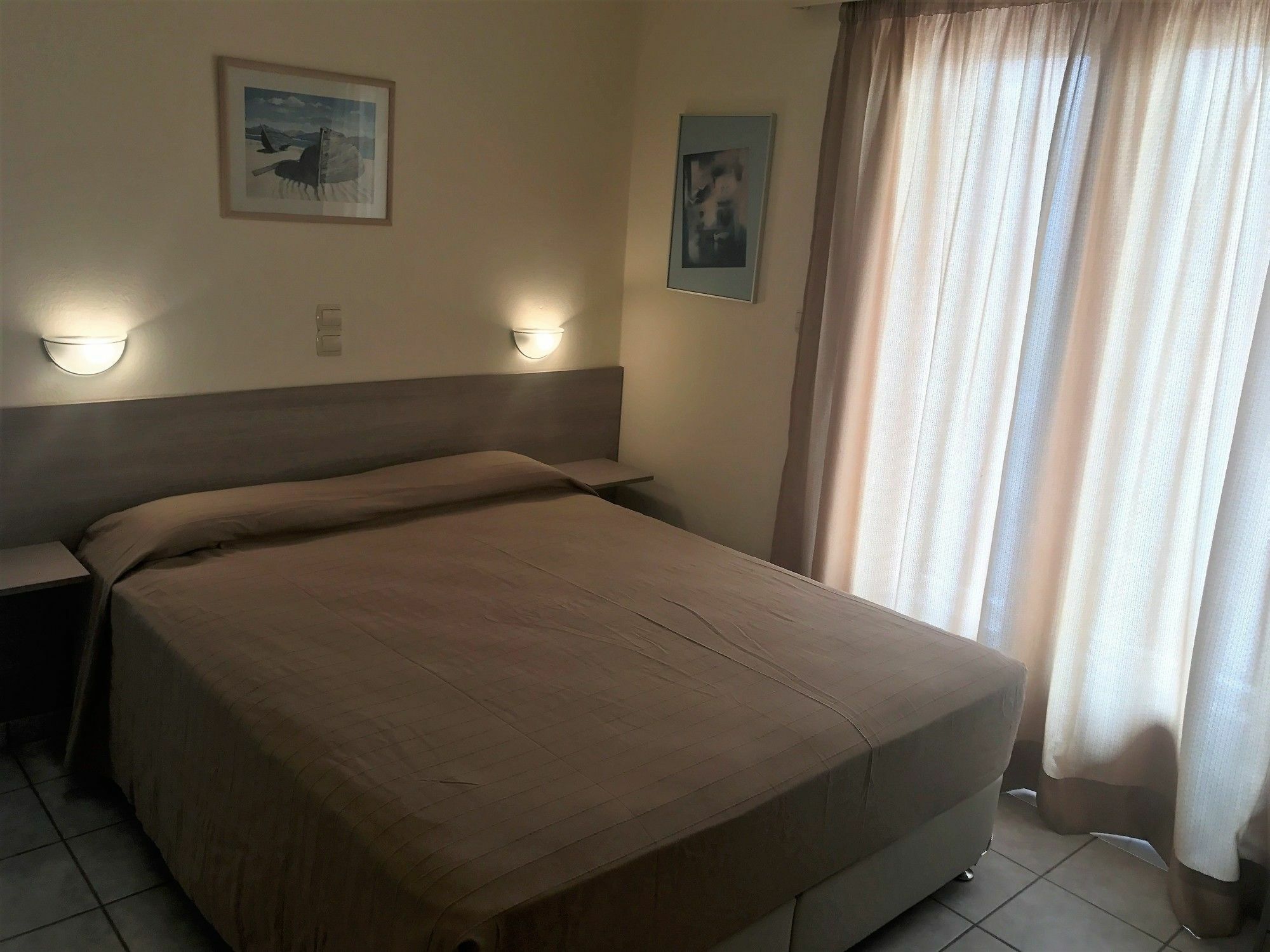 Hotel Karyatides Agia Marina  Bagian luar foto