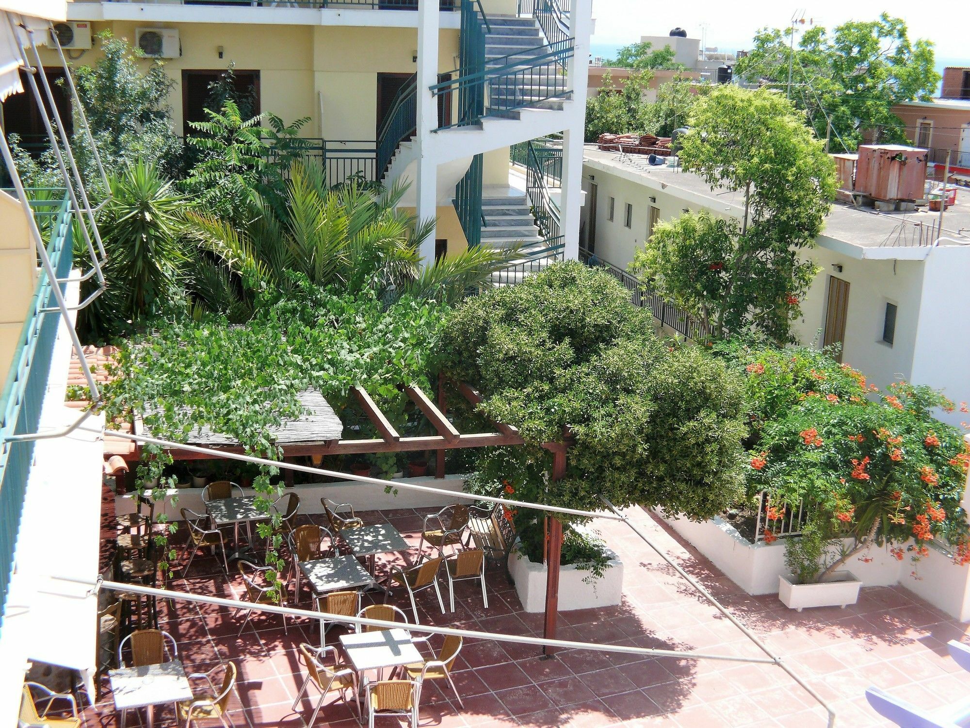 Hotel Karyatides Agia Marina  Bagian luar foto